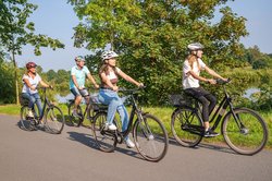 Familie unterwegs zu Rad an der Hunte. Foto: Mario Dirks/OTM Familie unterwegs zu Rad an der Hunte. Foto: Mario Dirks/OTM