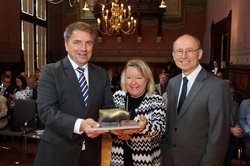 Preisträgerin Elke Haase (Mitte) mit Oberbürgermeister Jürgen Krogmann (links) und Laudator Prof. Dr. Dr. Hans Michael Piper, Präsident Universität Oldenburg (rechts). Foto: Markus Hibbeler