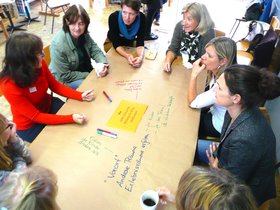 Teilnehmerinnen bei anregender Diskussion.Stadt Oldenburg