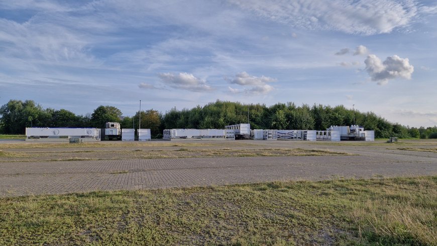 Riesenrad-Transporter auf dem Gelände an den Weser-Ems-Hallen am 30. September 2024 angekommen. Foto: Stadt Oldenburg