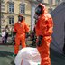 Vorschau: Zwei Feuerwehrleute in Schutzanzügen demonstrieren eine Dekontamination. Foto: Izabela Mittwollen 