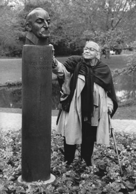 Rosalinda von Ossietzky-Palm betrachtet die Büste ihres Vaters. Foto: Peter Kreyer.