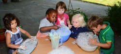 Kinder spielen mit Schaum. Foto: Stadt Oldenburg