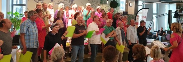 Der Rockchor 55+ bei seinem ersten Auftritt im Schirrmann's. Foto: Stadt Oldenburg