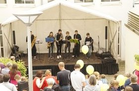 Open Air Bühne beim Tag der offenen Tür 2016. Foto: Anne Hoeltzenbein Open Air Bühne beim Tag der offenen Tür 2016. Foto: Anne Hoeltzenbein