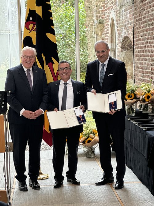 Sahap Dag (Mitte) und Telim Tolan (rechts) sind zurecht stolz: Bundespräsident Frank-Walter Steinmeier hat beide mit dem Bundesverdienstkreuz ausgezeichnet.