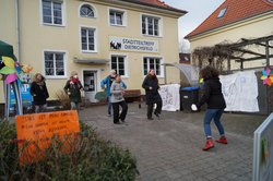 Verschiedene Personen tanzen auf der One Billion Rising Veranstaltung. Foto: Stadt Oldenburg