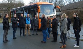 Menschen stehen vor einem orangefarbenen Bus mit Groningen-Aufschrift. Foto: Stadt Oldenburg