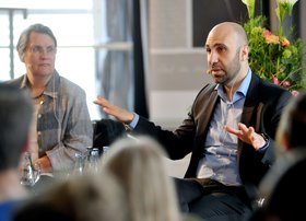 Preisträger Ahmad Mansour im Gespräch mit Schülerinnen und Schüler aus Oldenburg. Links im Bild Jury-Mitglied Prof. Dr. Sabine Döring. Foto: Peter Kreier.