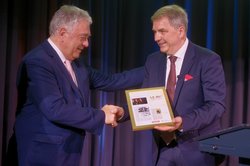 Feierten die 40-jährige Städtepartnerschaft: Oldenburgs Oberbürgermeister Jürgen Krogmann (rechts) und Cholets Bürgermeister Gilles Bourdouleix. Foto: Sascha Stüber Feierten die 40-jährige Städtepartnerschaft: Oldenburgs Oberbürgermeister Jürgen Krogmann (rechts) und Cholets Bürgermeister Gilles Bourdouleix. Foto: Sascha Stüber