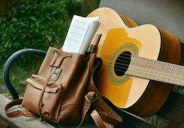 Gitarre und Noten auf einer Bank. Foto: Pexels