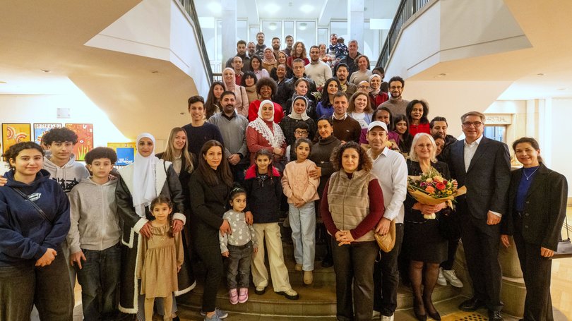 Bei der zweiten Einbürgerungsfeier 2025 begrüßte Oberbürgermeister Jürgen Krogmann (2. von rechts) im PFL einige der neuen Staatsbürgerinnen und Staatsbürger und gratulierte ihnen zur deutschen Staatsangehörigkeit. Foto: Sascha Stüber Bei der zweiten Einbürgerungsfeier 2025 begrüßte Oberbürgermeister Jürgen Krogmann (2. von rechts) im PFL einige der neuen Staatsbürgerinnen und Staatsbürger und gratulierte ihnen zur deutschen Staatsangehörigkeit. Foto: Sascha Stüber