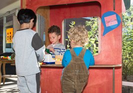 Kinder spielen Einkaufsladen. Foto: Stadt Oldenburg