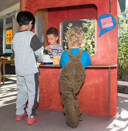 Kinder spielen Einkaufsladen. Foto: Stadt Oldenburg