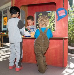 Kinder spielen Einkaufsladen. Foto: Stadt Oldenburg Kinder spielen Einkaufsladen. Foto: Stadt Oldenburg