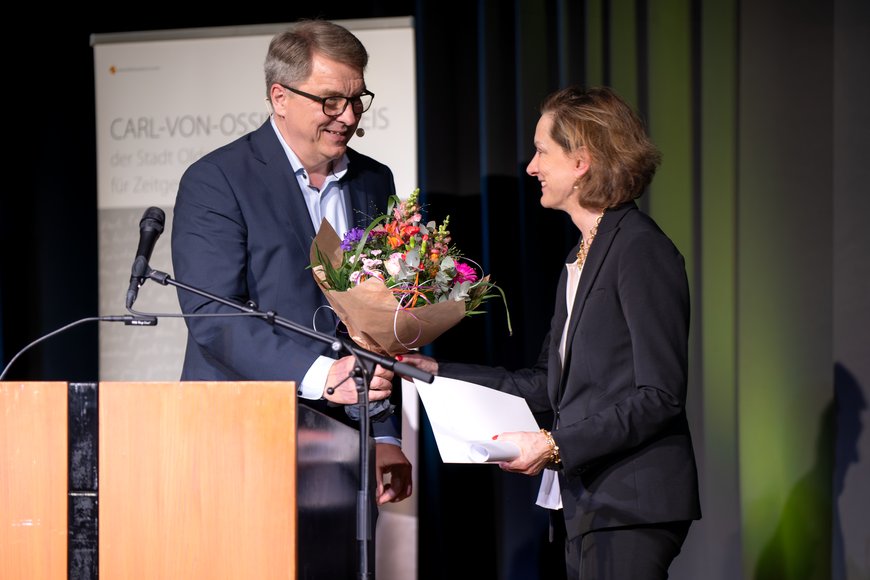 Oberbürgermeister Jürgen Krogmann und CvO-Preisträgerin Anne Applebaum. Foto: Izabella Mittwollen