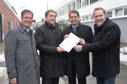 Von links: Klaus Wegling von der Wirtschaftsförderung, Oberbürgermeister Jürgen Krogmann, Wirtschaftsminister Olaf Lies und Ulf Prange (rechts) auf dem ehemaligen AEG-Gelände in Kreyenbrück. Foto: Anja Michaeli