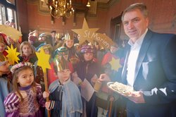 Oberbürgermeister Jürgen Krogmann inmitten der Sternsingerinnen und Sternsinger im Alten Rathaus. Foto: Sascha Stüber