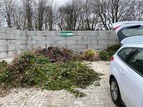 Ein PKW liefert Grüngutabfälle an der Wertstoffannahmestelle Langenweg ab. Foto: Stadt Oldenburg