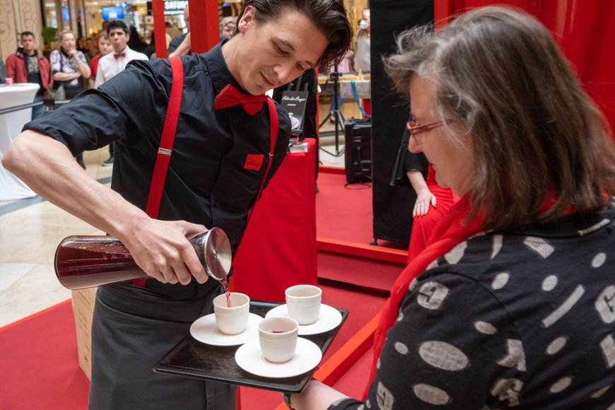 Sascha Stüber Tee Gschwendner und Belinda Berger Porzellan bei der Aufführung. Foto: Sascha Stüber