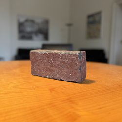 Ein historischer Pflasterstein: Willkommensgruß für neu hinzugezogene Familien auf dem Gelände des ehemaligen Fliegerhorstes und Symbol für den Wohnungsbau in der boomenden Stadt. Foto: Stadt Oldenburg Ein historischer Pflasterstein: Willkommensgruß für neu hinzugezogene Familien auf dem Gelände des ehemaligen Fliegerhorstes und Symbol für den Wohnungsbau in der boomenden Stadt. Foto: Stadt Oldenburg