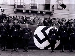 Gautagung des Nationalsozialistischen Lehrerbundes am 17. März 1934, Aufmarsch am Pferdemarkt. Quelle: Oldenburgische Landschaft, Heinrich Kunst Gautagung des Nationalsozialistischen Lehrerbundes am 17. März 1934, Aufmarsch am Pferdemarkt. Quelle: Oldenburgische Landschaft, Heinrich Kunst