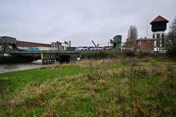 Störungsanfällig: Die Reparatur der betagten Eisenbahnklappbrücke an der Hunte hat im November und Anfang Dezember Oldenburgs Erreichbarkeit stark eingeschränkt. Foto: Sascha Stüber Störungsanfällig: Die Reparatur der betagten Eisenbahnklappbrücke an der Hunte hat im November und Anfang Dezember Oldenburgs Erreichbarkeit stark eingeschränkt. Foto: Sascha Stüber