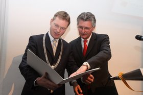 Der Groninger Bürgermeister Peter Rehwinkel und Oberbürgermeister Gerd Schwandner sehen sich die Partnerschaftsurkunde von 1989 an. Foto: Henk Tammens