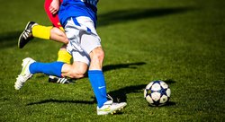 Personen spielen Fußball. Foto: Phillip Kofler/Pixabay