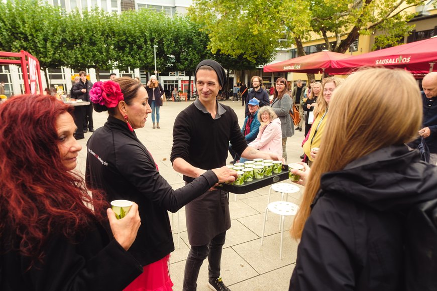 Richard Kachel Tee Gschwendner serviert den Gästen. Foto: Richard Kachel