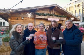 Das skandinavische Weihnachtsdorf ØLDNBRG auf dem Waffenplatz ist eröffnet. Von links: Dr. Julia Figura (Finanzdezernentin), Michael Lorenz (Leiter des Bürger- und Ordnungsamtes), Fenja Beckhäuser (FRAEN+FENN Agentur), Hannes Friedek (Herr Hansen Eventagentur) und Oberbürgermeister Jürgen Krogmann. Foto: Sascha Stüber