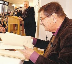 Günter Grass beim Eintrag in das Goldene Buch (im Hintergrund Alfred Nehring, 1. Bürgermeister der Stadt). aus: Nordwest-Zeitung, Oldenburg Günter Grass beim Eintrag in das Goldene Buch (im Hintergrund Alfred Nehring, 1. Bürgermeister der Stadt). aus: Nordwest-Zeitung, Oldenburg