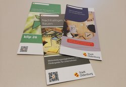 Drei Flyer zum Thema Nachhaltigkeit und Klimaschutz für Unternehmen liegen auf einem Tisch. Foto: Stadt Oldenburg Drei Flyer zum Thema Nachhaltigkeit und Klimaschutz für Unternehmen liegen auf einem Tisch. Foto: Stadt Oldenburg