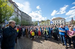 Hunderte von Menschen brachten am Sonntag bei einer Kundgebung am Julius-Mosen-Platz ihre Solidarität mit der Jüdischen Gemeinde zum Ausdruck. Foto: Sascha Stüber Hunderte von Menschen brachten am Sonntag bei einer Kundgebung am Julius-Mosen-Platz ihre Solidarität mit der Jüdischen Gemeinde zum Ausdruck. Foto: Sascha Stüber