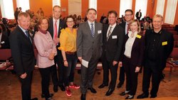 Oberbürgermeister Krogmann und Klaus Wegling, Leiter Wirtschaftsförderung (beide Mitte) mit Referenten des 1. Oldenburger Fachkräfte-Forums. Foto: Markus Hibbeler Oberbürgermeister Krogmann und Klaus Wegling, Leiter Wirtschaftsförderung (beide Mitte) mit Referenten des 1. Oldenburger Fachkräfte-Forums. Foto: Markus Hibbeler