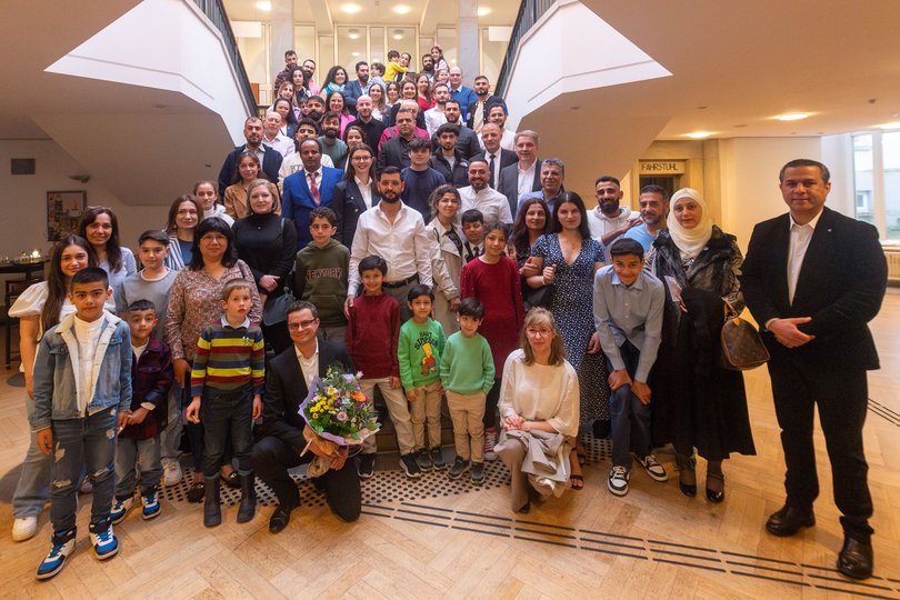 Menschen aus Syrien, dem Irak und weiteren Ländern waren am 10. Juni zur Einbürgerungsfeier ins Kulturzentrum PFL eingeladen. Foto: Sascha Stüber