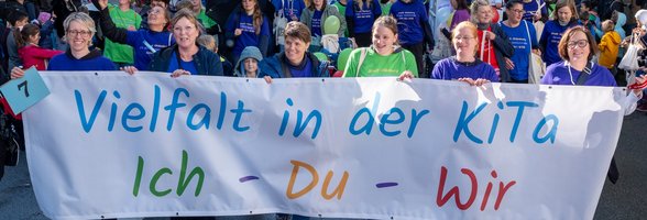 Unter dem Motto „Vielfalt in der Kita – Ich +DU = Wir“ war eine Laufgruppe der Kindertagesstätten der Stadt Oldenburg sowie der Träger KiB e.V. und Impuls Soziales Management beim diesjährigen Kramermarktsumzug dabei. Foto: Sascha Stüber