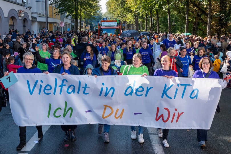 Unter dem Motto „Vielfalt in der Kita – Ich +DU = Wir“ war eine Laufgruppe der Kindertagesstätten der Stadt Oldenburg sowie der Träger KiB e.V. und Impuls Soziales Management beim diesjährigen Kramermarktsumzug dabei. Foto: Sascha Stüber