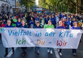 Unter dem Motto „Vielfalt in der Kita – Ich +DU = Wir“ war eine Laufgruppe der Kindertagesstätten der Stadt Oldenburg sowie der Träger KiB e.V. und Impuls Soziales Management beim diesjährigen Kramermarktsumzug dabei. Foto: Sascha Stüber