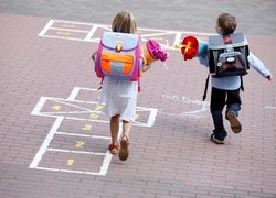 Zwei Erstklässler auf dem Weg zur Schule. Foto: DAK