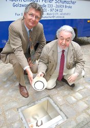 Oberbürgermeister Gerd Schwandner und Mamoun Fansa zeigen den Inhalt der Vitrine Nr. 2. Foto: Stadt Oldenburg