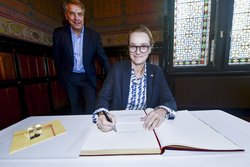 Dänemarks Botschafterin Susanne Hyldelund trug sich ins Goldene Buch der Stadt ein. Oberbürgermeister Jürgen Krogmann schaute ihr dabei über die Schulter. Foto: Sascha Stüber Dänemarks Botschafterin Susanne Hyldelund trug sich ins Goldene Buch der Stadt ein. Oberbürgermeister Jürgen Krogmann schaute ihr dabei über die Schulter. Foto: Sascha Stüber