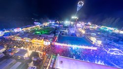 Funkelndes Lichtermeer: In den Abendstunden erleuchtete der Kramermarkt in bunten Farben. Foto: Sascha Stüber