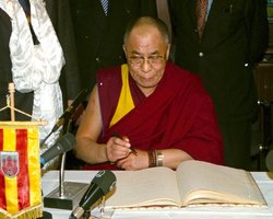 S.H. XIV. Dalai Lama beim Eintrag in das Goldene Buch. aus: Nordwest-Zeitung, Oldenburg S.H. XIV. Dalai Lama beim Eintrag in das Goldene Buch. aus: Nordwest-Zeitung, Oldenburg
