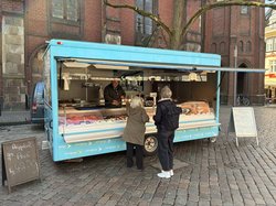 Der Fischwagen von Elke van Laaten auf dem Wochenmarkt auf dem Rathausmarkt. Foto: Stadt Oldenburg Der Fischwagen von Elke van Laaten auf dem Wochenmarkt auf dem Rathausmarkt. Foto: Stadt Oldenburg
