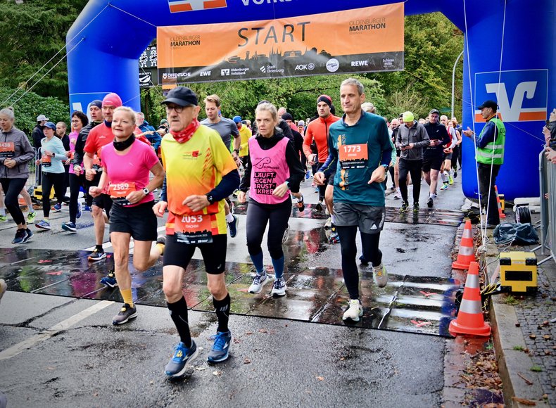 Läuferinnen und Läufer am Start. Foto: Björn Knölke