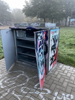 Aufgebrochen und mit Graffitis besprüht: die SportBox in Bloherfelde. Foto: Stadt Oldenburg