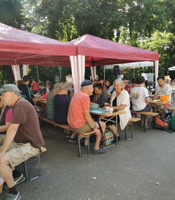 Teilnehmende bei der Schnippeldisko sitzen zusammen und bereitet das Essen vor. Foto: Ernährungsrat Oldenburg