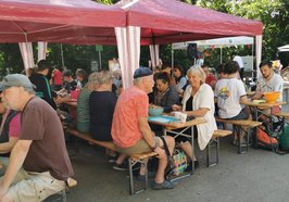 Teilnehmende bei der Schnippeldisko sitzen zusammen und bereitet das Essen vor. Foto: Ernährungsrat Oldenburg