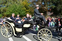 Oberbürgermeister Gerd Schwandner, Kevin Davis, Leader of the Council von Kingston upon Thames, Bruce McDonald, Chief Executive von Kingston und Bürgermeisterin Germaid Eilers-Dörfler führten den Kramermarktsumzug an. Foto: Stadt Oldenburg